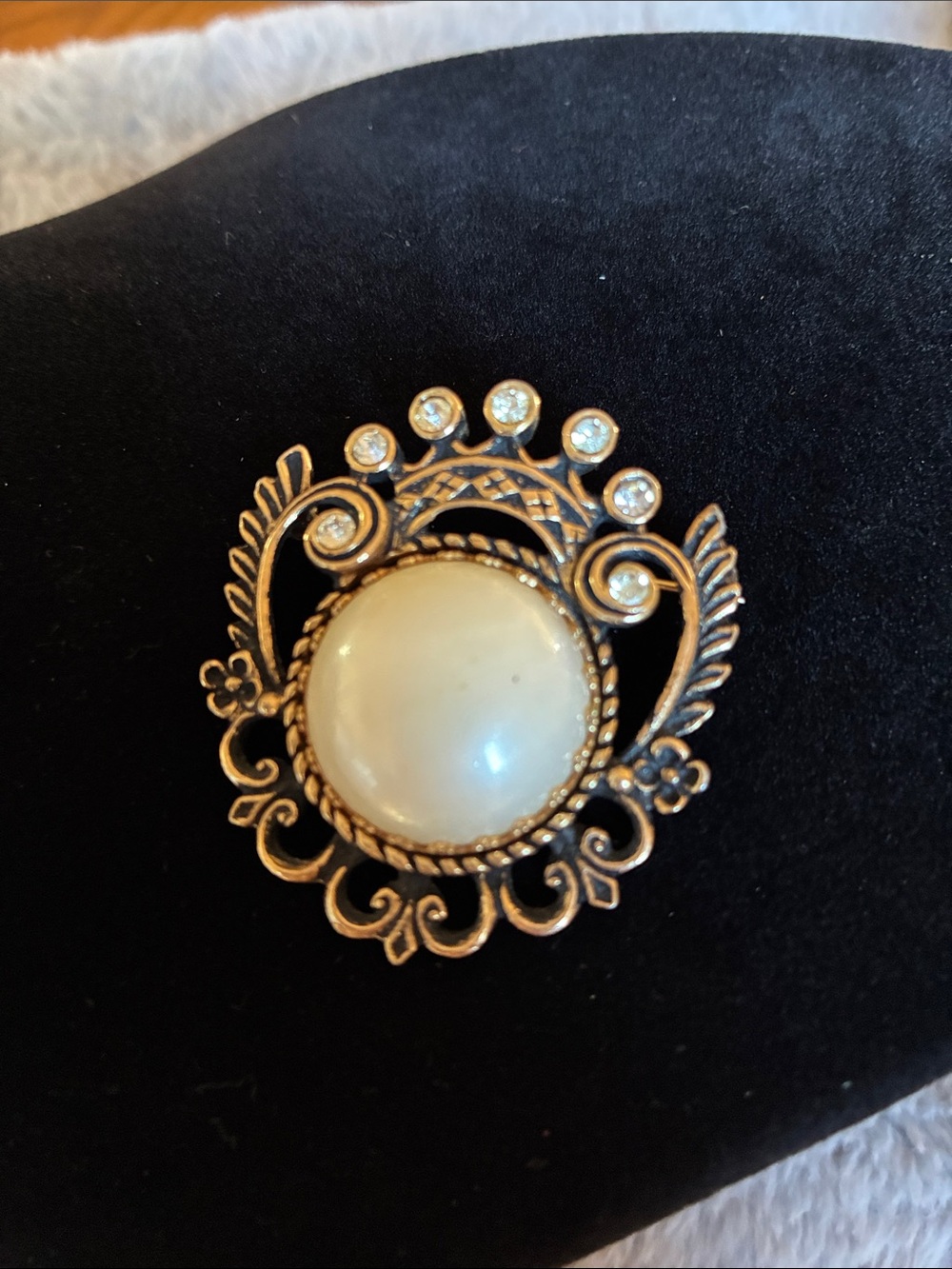 VTG.Faux Pearl Brooch Rhinestone Ornate
Victorian Revival Florenza Style Pin